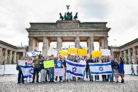 Solidarität vor dem Brandenburger Tor (Foto: Mike Delberg)