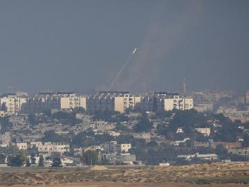 Die Hamas schiesst ihre Raketen direkt aus Wohngebieten ab (Foto: Reuters/MFA)