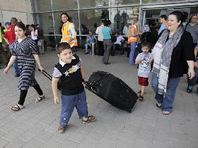 Palästinenser bei der Ausreise aus dem Gazastreifen am Übergang Erez (Foto: Reuters/MFA)