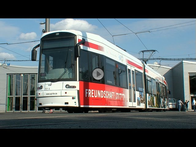 Neue Straßenbahn mit Tel-Aviv-Motiven in Frankfurt