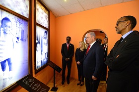 Ministerpräsident Netanyahu und Präsident Kagame beim Besuch des Museums