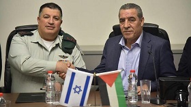 Generalmajor Mordechai und Minister al-Sheikh (Foto: COGAT) 