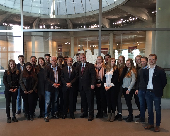 Die Schülergruppe mit Lehrer Witte, Botschafter Hadas-Handelsman und dem Mitglied des Bundestages Albani (Foto: Botschaft)