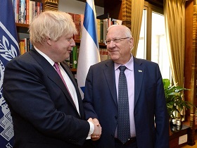Außenminister Johnson und Staatspräsident Rivlin (Foto GPO/Mark Neiman)