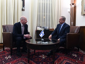 Der Sondergesandte Grennblatt und Premierminister Netanyahu (Foto: GPO/Mark Neimann)