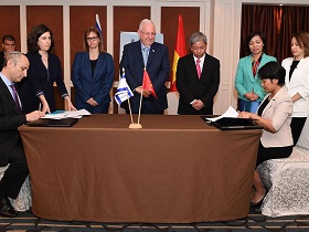Unterzeichnung des Kooperationsabkommens für informelle Ausbildung (Foto: GPO/Kobi Gideon)