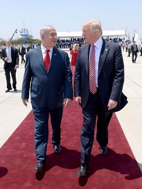 Premierminister Netanyahu und US-Präsident Trump bei dessen Ankunft in Israel (Foto: GPO)