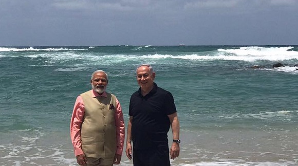 Die Premierminister Modi und Netanyahu bei einem Besuch am Strand von Haifa (Foto: GPO)