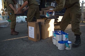 Soldaten von ZAHAL laden Hilfsgüter für Syrien ein (Foto: IDF)