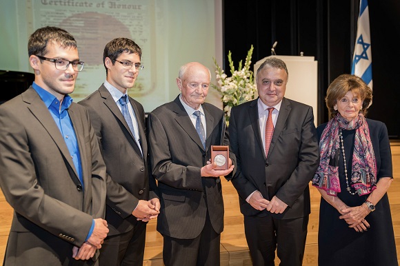 Johann Graf (Mitte) mit der Medaille, links seine beiden Enkel, rechts Botschafter Issacharoff und Charlotte Knobloch (Foto: Julian Wagner)