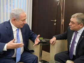 Premierminister Netanyahu und der ägyptische Botschafter Khairat (Foto: GPO/Amos Ben Gershom)
