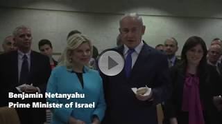 Ministerpräsident Netanyahu feiert 1. Abend von Chanukka mit Diplomaten