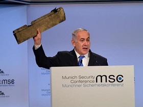 Premierminister Netanyahu hält während seiner Rede ein Teil der iranischen Drohne in die Höhe, die über Israel abgeschossen wurde (Foto: GPO/Amos Ben Gershom)